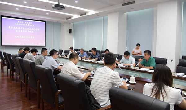 　　【中國儀表網(wǎng) 儀表研發(fā)】7月27日，南開大學(xué)牽頭承擔(dān)的國家重點研發(fā)計劃“基于光絲激光雷達(dá)的大氣污染多組分監(jiān)測技術(shù)研究”重點專項項目在津南校區(qū)召開項目實施方案評審會和啟動會。  　　科技部地球觀測與導(dǎo)航重點專項管理辦公室處長張弛，項目評審專家組組長、國家衛(wèi)星氣象中心副主任盧乃錳研究員，評審組成員、清華大學(xué)王雪教授、中國國土資源航空物探遙感中心楊清華研究員、北京大學(xué)張志剛教授、強(qiáng)場激光物理國家重點實驗室冷雨欣研究員等專家學(xué)者及南開大學(xué)科學(xué)技術(shù)處有關(guān)負(fù)責(zé)人和項目組