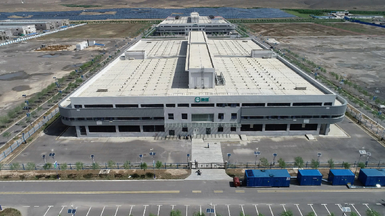 
　　地处腾格里沙漠南缘的中卫市，是宁夏回族自治区最年轻的地级市。60年前，我国首条沙漠铁路——包兰铁路从这里穿越茫茫沙海正式通车，由此创造出的麦草方格治沙模式享誉世界