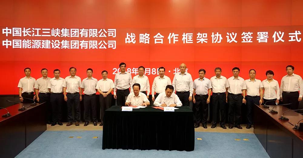　　8月8日，中国能建与三峡集团在京签署战略合作框架协议，双方约定将本着“资源共享、优势互补、互惠互利、合作双赢”原则，发挥各自优势，继续深化能源电力领域合作，积极拓展水务、分布式电站、储能业务、环保设备等合作领域。 　　中国能建党委书记、董事长汪建平，三峡集团党组书记、董事长卢纯出席签约仪式