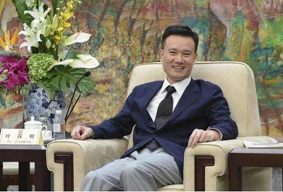 原標(biāo)題：他是中國最低調(diào)、最年輕的巨頭，公司年?duì)I業(yè)收入437億            在中國民營企業(yè)界，葉簡明是最低調(diào)的那一個(gè)，同時(shí)他也是最有實(shí)力且最年輕的巨頭。他是中國華信能源有限公司的創(chuàng)始人、董事長