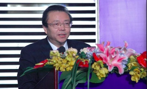 原標(biāo)題：超越魏鵬遠(yuǎn)！華融原董事長賴小民私藏約3噸現(xiàn)金！這要多少錢……             華夏能源網(wǎng)（微信號：hxny100）了解到，近日，原華融董事長賴小民案再度爆出驚人案情！辦案人員在賴小民的幾處房產(chǎn)里，搜出成山的現(xiàn)金貨幣，共計人民幣2.7億元，重達(dá)3噸！ 一山更比一山高！賴小民也因此超越了2014年4月原能源局煤炭司副司長魏鵬遠(yuǎn)被查時的2.3億現(xiàn)金記錄。 令人震驚的是，這僅僅是冰山一角，賴小民腐敗案的涉案金額遠(yuǎn)遠(yuǎn)不止這些