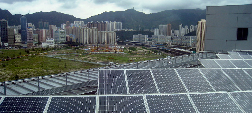　　日前，香港已啟動光伏上網(wǎng)電價補(bǔ)貼(FIT)計劃。電力消費者可以安裝高達(dá)1兆瓦的光伏系統(tǒng)，只要他們連接到兩個電力供應(yīng)商之一：香港電力投資公司，為香港和南丫島提供電力;及中華電力有限公司，向九龍、新界、長洲及大嶼山提供電力