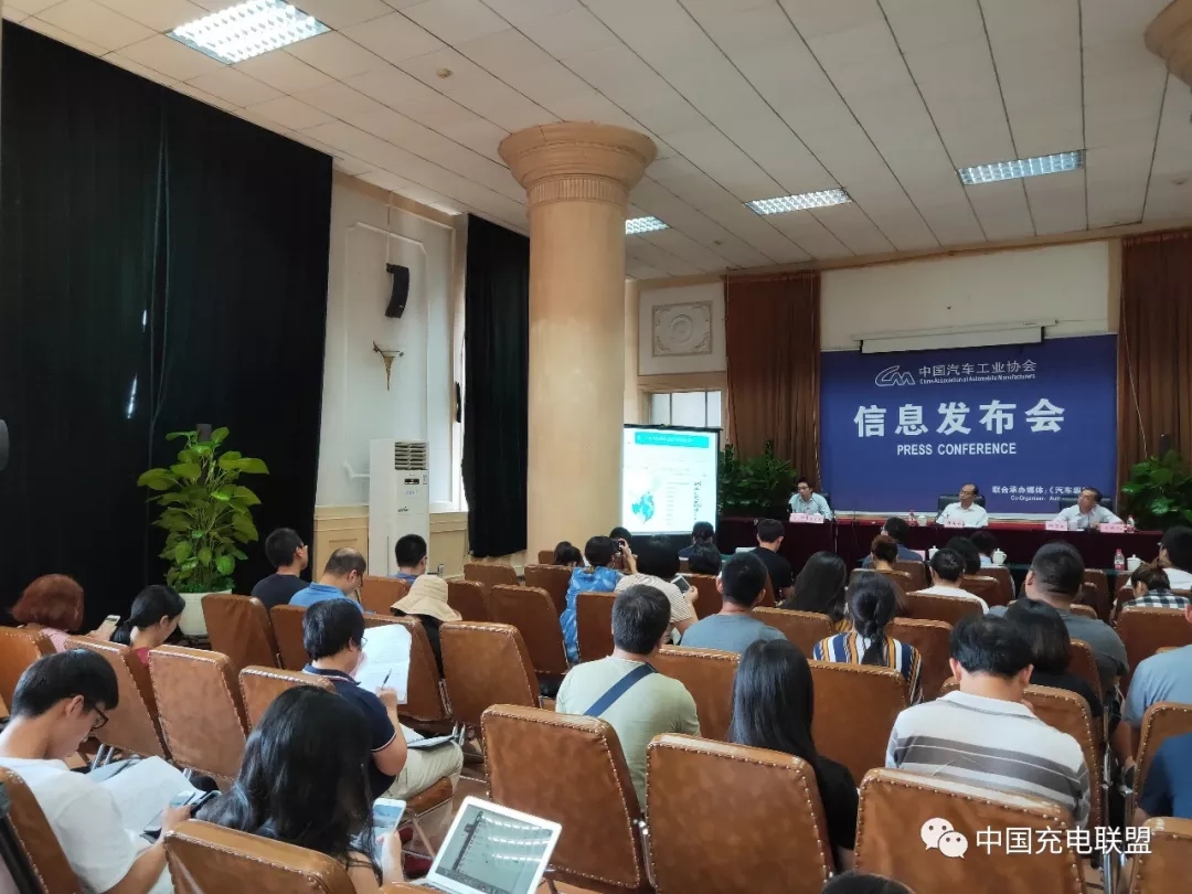 　　8月10日下午，中國電動汽車充電基礎(chǔ)設(shè)施促進聯(lián)盟(以下簡稱“充電聯(lián)盟”)2018年7月全國電動汽車基礎(chǔ)設(shè)施推廣應(yīng)用情況信息發(fā)布會在京召開，來自新華社、中央電視臺等80多家媒體的記者參加了本次發(fā)布會。　　中國電動汽車充電基礎(chǔ)設(shè)施促進聯(lián)盟(以下簡稱“充電聯(lián)盟”)發(fā)布2018年7月全國電動汽車基礎(chǔ)設(shè)施推廣應(yīng)用情況，充電聯(lián)盟信息和認證部主任劉鍇介紹了2018年7月全國電動汽車充電基礎(chǔ)設(shè)施推廣應(yīng)用情況