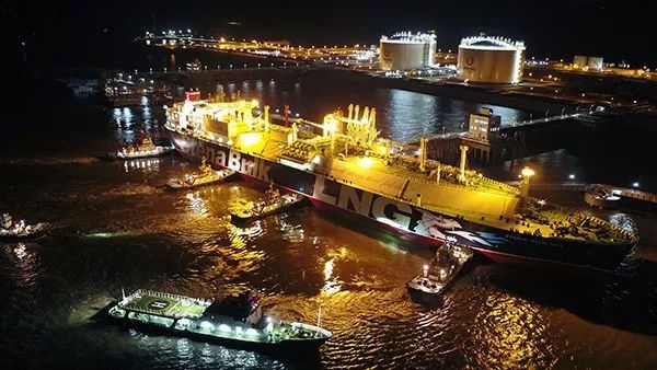 原標題：國內(nèi)首座民營大型LNG接收站開港投產(chǎn)  核心設(shè)備系“中集造”             日前，裝載約14.5萬方液化天然氣的“Stena Blue Sky”號LNG（液化天然氣）運輸船從卡塔爾抵達浙江舟山，至此，國內(nèi)首座民企投資運營的LNG接收及加注站——浙江新奧舟山LNG接收及加注站迎來首船液化天然氣，標志著該項目正式開港投產(chǎn)。 據(jù)了解，該站項目一期最核心、最關(guān)鍵的工程——2座16萬立方米LNG儲罐，由中集集團旗下中集安瑞科上海梯杰易氣體工程技術(shù)有限公司和南京揚子石油化工設(shè)計工程公司組成的聯(lián)合體（
