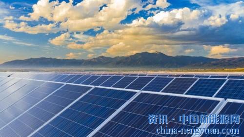                                                                                                                                                                     
	　　一、國內外光伏行業(yè)發(fā)展現狀

	　　近半年來，光伏行業(yè)在補貼退坡的同時發(fā)展仍然保持景氣，政策逐步改善產業(yè)環(huán)境，技術優(yōu)勢降低LCOE，光伏發(fā)電逐步走向平價。

	　　2017年