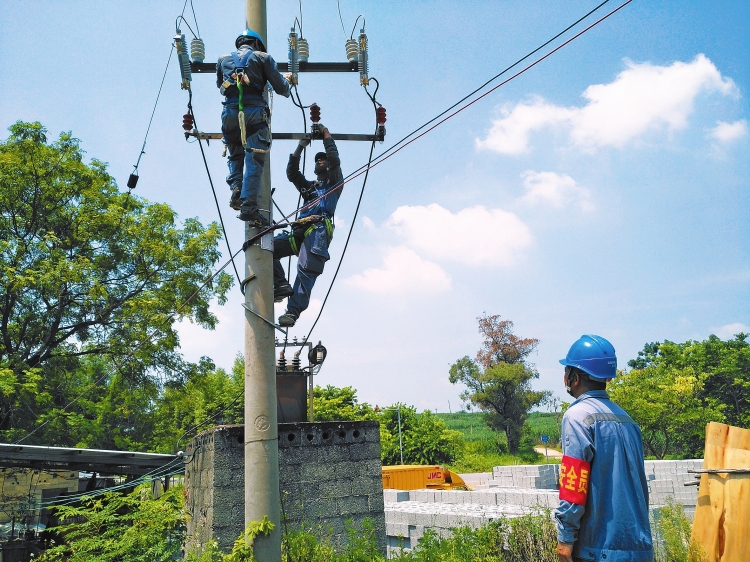 
　　8月9日，廣西電網(wǎng)公司南寧賓陽供電局新賓供電所對線路開展集中運(yùn)維，現(xiàn)場安全管理同步到位。　鄧泉昌 攝

　　7月底，廣西電網(wǎng)公司組織開展了為期一周的鄉(xiāng)鎮(zhèn)供電所防范人身事故專項(xiàng)治理行動(dòng)月度交叉檢查工作