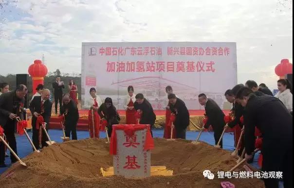 　　氫能作為綠色低碳能源之一，除了可幫助工業(yè)降低碳排放，還將在交通運輸和儲能領(lǐng)域發(fā)揮重要作用。亞化咨詢研究表明，當前，全球與中國多家企業(yè)紛紛布局氫能與燃料電池產(chǎn)業(yè)，包括道達爾、殼牌、中石化、中石油、中化國際、延長石油等國內(nèi)外石油化工巨頭