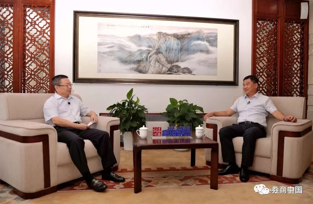 原標(biāo)題：有3400公里天然氣管道，百億資產(chǎn)規(guī)模，陜天然氣下一步要從陜西"走出去"             采訪：證券時報副總編輯成孝海（圖左） 嘉賓：陜天然氣董事長李謙益（圖右） 題記： 2017年年底，全國天然氣價格突然暴漲，液化天然氣(LNG)僅用了一個月從每噸4000多元漲到最高萬元的報價。與此同時，多地“氣荒”現(xiàn)象此起彼伏，不僅工業(yè)用氣供應(yīng)困難，甚至居民供暖用氣都出現(xiàn)緊缺，包括陜天然氣(002267)在內(nèi)的天然氣概念股一時間成為市場焦點(diǎn)，貴州燃?xì)庾鳛楫?dāng)時的新股被游資熱捧，兩個多月漲