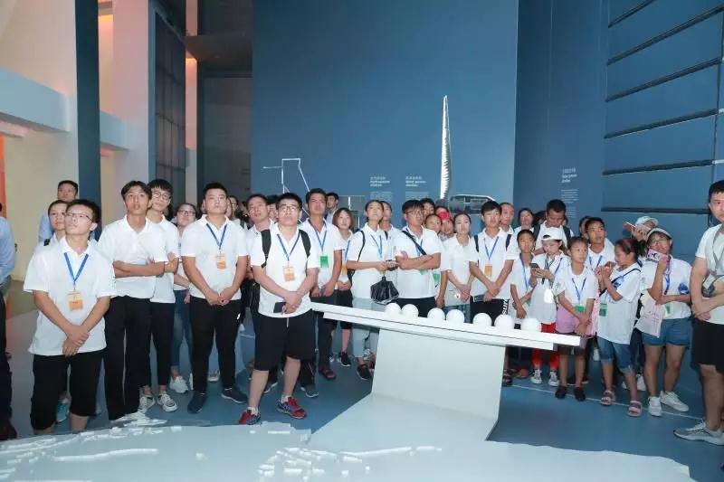 　　引言：　　清潔能源發(fā)展是未來大勢所趨，而中國是世界清潔能源發(fā)展的翹楚。致力于“用薄膜太陽能改變世界”的漢能，更憑借著“因祖國強(qiáng)大而強(qiáng)大”的信念，向世界乃至未來傳遞著中國薄膜太陽能的無限希望