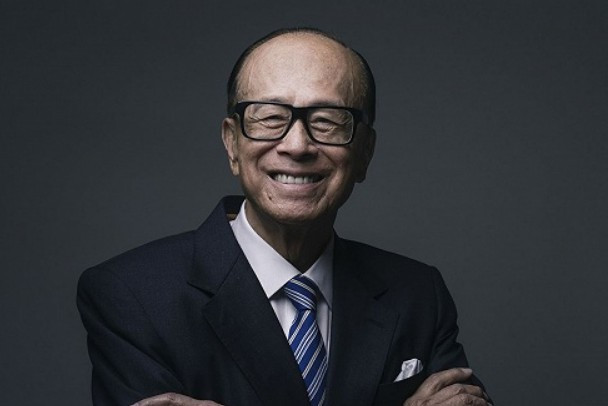 原標(biāo)題：【風(fēng)向】李嘉誠投資再次返港，全球投了4000多億港元他看到什么信號             8月13日，李嘉誠家族旗下四大上市公司長實(shí)集團(tuán)(01113.HK)、長江基建集團(tuán)(01038.HK)、長和(00001.HK)及電能實(shí)業(yè)(00006.HK)聯(lián)合宣布，長和系財團(tuán)已于8月12日落實(shí)了收購澳洲能源資產(chǎn)APA Group項目的實(shí)施協(xié)議。 根據(jù)公告，此次收購APA Group的總交易額約為129.79億澳元(折合約753億港元)