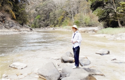                                                                　　李小莘在老挝南梦电站群踏勘            　　广西院/供图                        　　　　改革开放之初，他正值芳华，壮志满怀，意气风发；如今，他年过半百，回望峥嵘，无悔青春。　　一路走来，他从技术员成长为水电设计专家，将40多个电力项目由设想变为现实；他在全国首创草土芯墙堆石过水围堰，开创了国内最大单机容量灯泡贯流式机组的应用先河；他亲历我国电