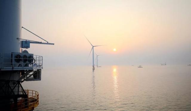 　　8月4日15時01分，三峽集團(tuán)大連莊河30萬千瓦海上風(fēng)電項(xiàng)目海纜敷設(shè)工程歷時9天，成功在海上升壓站附近甩尾，順利完成首根220千伏海纜敷設(shè)。

大連莊河海上風(fēng)電項(xiàng)目
　　該項(xiàng)目采用的海纜，單根長度26.9千米，是目前世界上最長單根無接頭220千伏交聯(lián)聚乙烯三芯海纜，具有電壓等級高、單根重量大、敷設(shè)施工復(fù)雜等特點(diǎn)