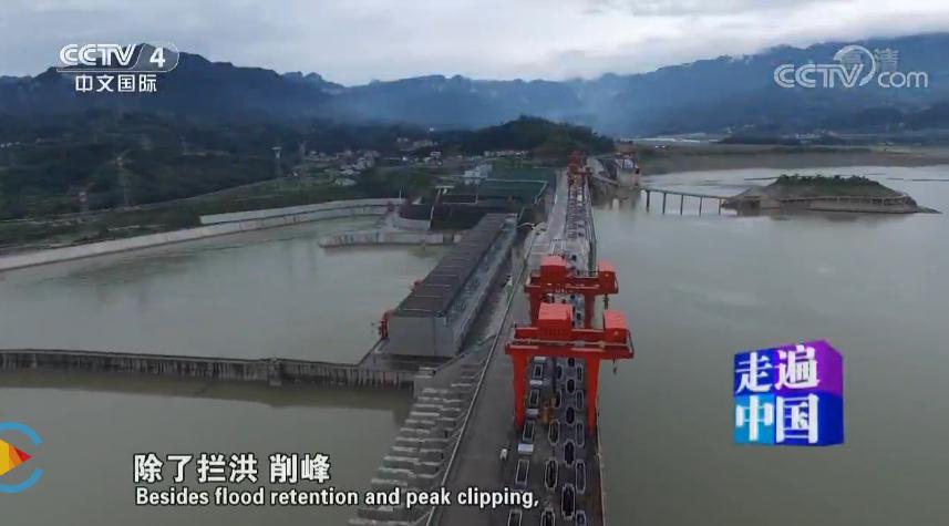 　　世纪三峡——筑坝安澜　　2309米的长度，185米的高度，经过十多年的建设，它已具备抵御特大洪水的能力。三峡大坝，当今世界最大的水利工程，守护亿万人生命的坚固盾牌，它集中了中国最顶尖水利专家的智慧