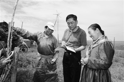                                                                 　　图为驻村干部上门了解贫困牧民用电和发展需求。            　　王庆文/摄                        　　　　鲜红的党旗、庄重的入党誓词、严谨的工作制度、摆放整齐的蒙汉文书籍……有谁能想到，这样一个场景是来自内蒙古新巴尔虎左旗大草原新宝力格苏木巴音诺尔嘎查扶贫驻村办公室？又有谁能想到，这片草原上牧民们开心的笑容、积极向上的心态、脱贫致富的决心……都
