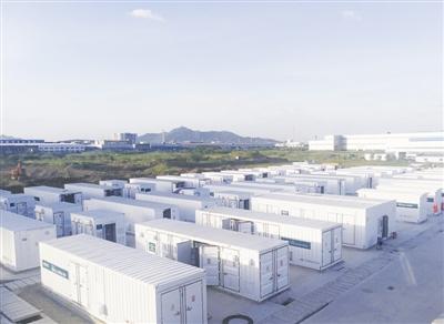 
	中國儲能網(wǎng)訊：8月8日13時15分，江蘇電網(wǎng)調(diào)度最高用電負荷達到10226萬千瓦，創(chuàng)下歷史新高，成為國家電網(wǎng)系統(tǒng)首個用電負荷連續(xù)兩年突破1億千瓦的省級電網(wǎng)。而由中國能建規(guī)劃設計集團江蘇院（以下簡稱“江蘇院”）設計的國內(nèi)最大規(guī)模電網(wǎng)側(cè)儲能系統(tǒng)項目——江蘇鎮(zhèn)江大港五峰山站在7月初成功并網(wǎng)，為江蘇電網(wǎng)安全可靠運行、促進新能源消納發(fā)揮重要作用
