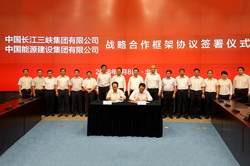 
	中國儲能網(wǎng)訊：8月8日，中國能建與三峽集團在京簽署戰(zhàn)略合作框架協(xié)議，雙方約定將本著“資源共享、優(yōu)勢互補、互惠互利、合作雙贏”原則，發(fā)揮各自優(yōu)勢，繼續(xù)深化能源電力領(lǐng)域合作，積極拓展在水務、分布式電站、儲能業(yè)務、環(huán)保設備等合作領(lǐng)域。中國能建黨委書記、董事長汪建平，三峽集團黨組書記、董事長盧純出席簽約儀式