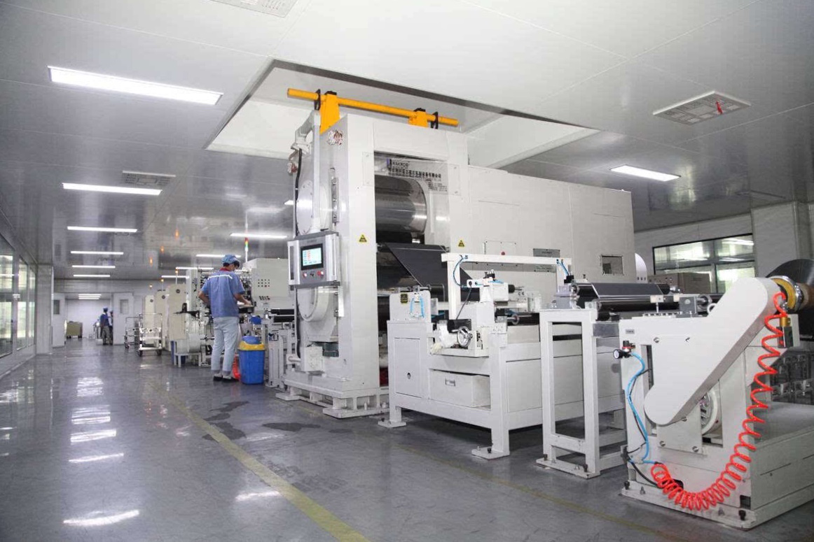
			              站在高達兩層樓，長達幾十米的大型寬幅鋰電池涂布機旁邊，我們很難想象這些設備竟然是為小小的新能源鋰電池生產(chǎn)提供的前道工序設備。
這一切，僅僅是中國鋰電智能裝備崛起的一個日常“剪影”