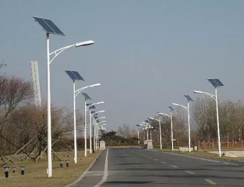 原標(biāo)題：搞光伏發(fā)電年?duì)I收7201萬元，新三板渝企掛牌數(shù)達(dá)139家            8月14日，全國中小企業(yè)股份轉(zhuǎn)讓系統(tǒng)（新三板），重慶輝騰能源股份有限公司（輝騰能源872947）掛牌，交易方式為集合競價轉(zhuǎn)讓，所處層級為基礎(chǔ)層，至此，新三板掛牌渝企達(dá)到139家。 輝騰能源主要業(yè)務(wù)為太陽能路燈、分布式光伏系統(tǒng)，系沈正華夫妻13年前創(chuàng)立