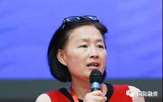 原標(biāo)題：智能是翅膀，政策是推動            由國際融資雜志策劃，攜手北京產(chǎn)權(quán)交易所、北京金融資產(chǎn)交易所、北京環(huán)境交易所共同主辦的“2018（第九屆）清潔發(fā)展國際融資論壇暨2018（第八屆）‘十大綠色創(chuàng)新企業(yè)’頒獎典禮”在北京產(chǎn)權(quán)交易所大廳成功舉行。期間, “投資人、專家與綠色創(chuàng)新企業(yè)專題對話”論壇上，就“當(dāng)清潔能源生產(chǎn)與管理插上人工智能的翅膀”等話題展開討論