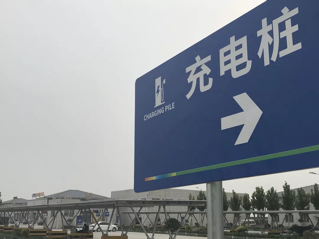 原標題：充電樁行業(yè)“未老先衰”：盈利困難是企業(yè)退出市場的根本原因            中國汽車工業(yè)協(xié)會最新數(shù)據(jù)顯示，今年7月，新能源汽車銷售8.4萬輛，比上年同期增長47.7%；1月至7月，新能源汽車累計銷售49.6萬輛，比上年同期增長97.1%。而同期，國內汽車市場整體增速分別為-4%和4.3%