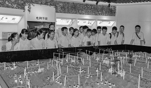 
　　暑期中學(xué)生在國(guó)網(wǎng)湖南電力電能替代與節(jié)能服務(wù)展廳參觀。 柴黎 攝

　　今年以來(lái)，國(guó)網(wǎng)湖南電力共簽訂電能替代及節(jié)能服務(wù)合同34個(gè)，完成電能替代47.8億千瓦時(shí)，節(jié)約電量3.78億千瓦時(shí)，節(jié)約電力11.57萬(wàn)千瓦