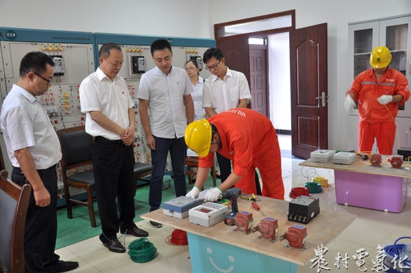 
裝表接電　汪勇 攝

10千伏電纜安裝調(diào)試　陳海蓉  攝

35千伏變電站檢修項(xiàng)目　陳海蓉  攝
　　農(nóng)村電氣化網(wǎng)訊：8月14日，射洪公司2018年職工（青工）技術(shù)比武第二環(huán)節(jié)實(shí)踐操作比賽在金華培訓(xùn)中心火熱開賽。射洪公司黨委書記謝紅星，紀(jì)委書記、代理工會(huì)主席彭攀到場督導(dǎo)