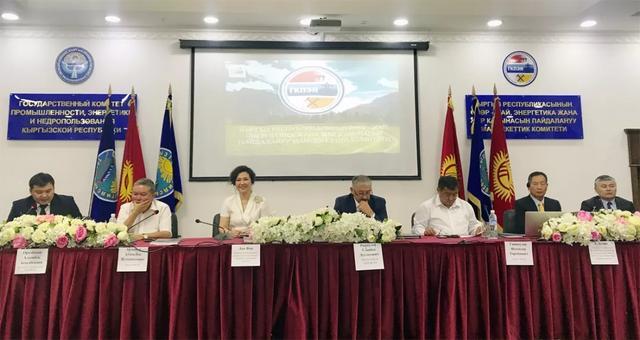 原標題：慧聰集團買化塑郭喜鴻中吉發(fā)展論壇演講：慧聰智鏈，助力一帶一路            響應國家“一帶一路” 發(fā)展戰(zhàn)略，結合建材，涂料，家居電子電器產(chǎn)業(yè)發(fā)展需求，由廣東省建筑裝飾材料行業(yè)協(xié)會與吉爾吉斯斯坦國家工業(yè)、能源與地下資源利用委員會聯(lián)合主辦中吉建材家居電子電器企業(yè)投資和發(fā)展論壇于8月14日在吉爾吉斯斯坦開幕，吸引了包括來自吉爾吉斯斯坦有關部門、機構的領導、企業(yè)家以及來自廣東建材業(yè)界二十三位企業(yè)家等共一百余位嘉賓參加，慧聰集團買化塑作為唯一的專業(yè)B2B平臺企業(yè)，應邀參加本次論壇活動，慧聰集團買化塑