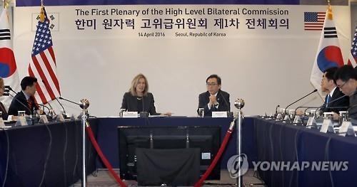 　　北京时间8月16日消息 韩联社报道，韩美高级别核能委员会当地时间16日在华盛顿举行第二次全会，决定通过核电出口工作组深入讨论开展官方合作促进两国企业向第三国出口核电机组。 　　据韩国外交部17日消息，第二副外长赵显和美国能源部副部长丹&dot;布鲁耶特共同主持会议，两国司局级官员等50多人到会