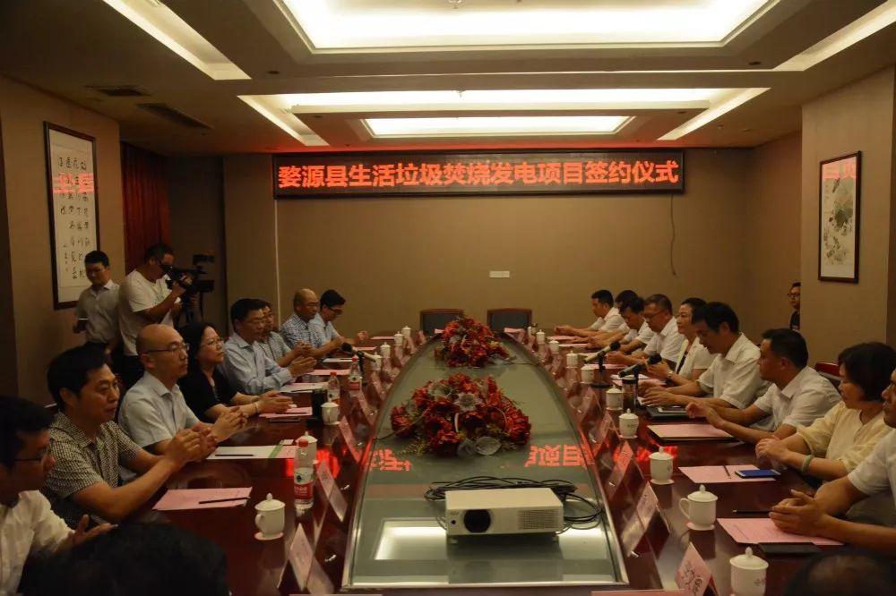 　　8月18日，江西省婺源县生活垃圾焚烧发电项目签约仪式举行。　　（来源：微信公众号“婺源微讯”） 　　县委书记吴曙出席仪式并致辞，县委副书记、县长吴云飞主持仪式，县领导董立新、葛健、汪培欣、汪春萍、徐卓、张斌、胡春伟、李文辉以及浙江伟明环保股份有限公司相关负责人、县直有关单位主要负责人出席仪式