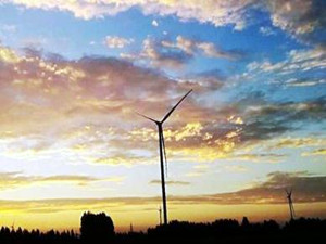 
	
                    
	【电缆网讯】8月18日下午4点58分，经过参建各方的共同努力，中国电建公司PC承建的临西运河200兆瓦风电场项目一期100兆瓦全容量并网发电。

	

	据了解，该风电场位于河北省邢台市临西县境内，规划安装90台单机容量2.2兆瓦风力发电机组和1台2.0兆瓦风机风力发电机组，同步建设一座220千伏升压站和一条送出线路