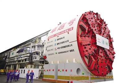 　　2018年8月21日，淮南—南京—上海1000千伏交流特高壓輸變電工程蘇通GIL綜合管廊工程(以下簡(jiǎn)稱“蘇通GIL綜合管廊工程”)正式貫通?！　』茨稀暇虾?000千伏交流特高壓輸變電工程是國(guó)務(wù)院大氣污染防治行動(dòng)計(jì)劃重點(diǎn)建設(shè)的12條輸電通道之一，是華東特高壓主網(wǎng)架的重要組成部分，建成后，淮南—南京—上海工程將與已投運(yùn)的皖電東送淮南—皖南—上海工程一起，形成貫穿皖、蘇、浙、滬負(fù)荷中心的華東特高壓交流環(huán)網(wǎng)，這也是世界首個(gè)特高壓交流雙環(huán)網(wǎng)，將大幅提高華東電網(wǎng)接納區(qū)外來(lái)電能力，提升電網(wǎng)安全運(yùn)行水平，對(duì)于促