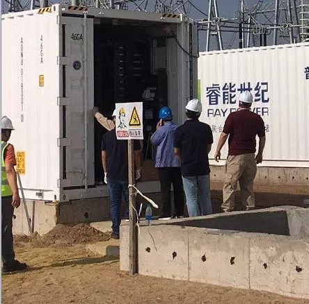 　　8月19日，內(nèi)蒙古能源發(fā)電杭錦發(fā)電有限公司1號機(jī)9MW 儲能調(diào)頻高壓側(cè)送電一次成功，標(biāo)志著儲能調(diào)頻系統(tǒng)高壓側(cè)正式接入公司1號機(jī)組6KV系統(tǒng)?！　δ苷{(diào)頻項(xiàng)目接入公司1號機(jī)組6KV系統(tǒng)前，組織相關(guān)專業(yè)人員對項(xiàng)目涉及的所有一、二次回路進(jìn)行一次全面聯(lián)合檢查，開關(guān)切換、聯(lián)鎖試驗(yàn)