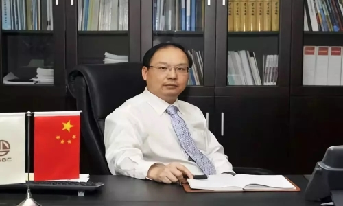 原標(biāo)題：葛洲壩集團(tuán)領(lǐng)導(dǎo)層大變動(dòng) 44歲“外聯(lián)達(dá)人”陳曉華任董事長(zhǎng)              華夏能源網(wǎng)（微信號(hào)：hxny100）獲悉，近日，葛洲壩集團(tuán)召開(kāi)干部大會(huì)，宣布陳曉華為中國(guó)葛洲壩集團(tuán)有限公司董事長(zhǎng)、總經(jīng)理；付俊雄為中國(guó)葛洲壩集團(tuán)股份有限公司總經(jīng)理。 據(jù)悉，此次會(huì)議重量十足，中國(guó)能建黨委書(shū)記、董事長(zhǎng)汪建平出席了會(huì)議