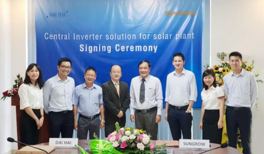 　　近日，陽光電源與越南可再生能源開發(fā)商Dai Hai Power簽訂100MWp的合作訂單，運(yùn)用全球一流的光伏逆變器解決方案，助力越南新能源產(chǎn)業(yè)的蓬勃發(fā)展?！　≡擁?xiàng)目利用越南南部光照充足和水資源豐富的優(yōu)勢，將光伏與水電相結(jié)合，成為該地區(qū)水光互補(bǔ)優(yōu)化電力供應(yīng)的首例