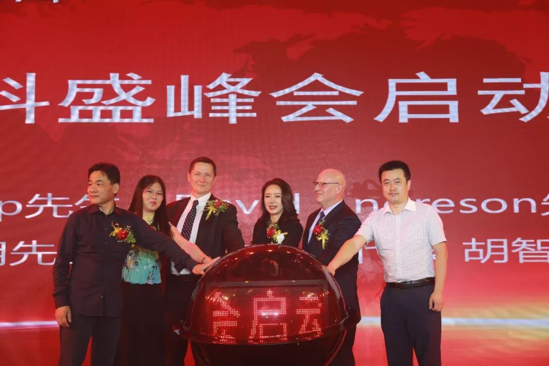 原標(biāo)題：中美兩國企業(yè)的投資機(jī)遇 專訪2018科盛集團(tuán)峰會特邀美國嘉賓            2018年，我國迎來改革開放40周年的同時，也面臨著前所未有的資本困境，企業(yè)如何憑借全球性的戰(zhàn)略視野，看清當(dāng)下的宏觀經(jīng)濟(jì)形勢，并在市場格局調(diào)整的過程中，尋找到具有世界競爭力的核心資產(chǎn)？8月11日，“全球視野·資勝變局--新規(guī)下的大類資產(chǎn)配置峰會”在深圳麗思卡爾頓酒店隆重召開。此次峰會由科盛集團(tuán)主辦，深圳佳瑩控股有限公司承辦，聯(lián)合多家機(jī)構(gòu)共同籌備，以及農(nóng)業(yè)銀行深圳分行,招商銀行深圳分行, 浦發(fā)銀行深圳分行的大力支持