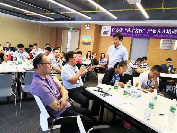 
                    
	


	 


	 


	为贯彻落实全省经济工作会议、全省经济和信息化工作会议精神，加快全省制造业创新转型步伐，提升省产业发展急需紧缺中高端技术技能和管理人才的水平，结合产业需求和各地实际，江苏省决定组织实施2018 年度“英才名匠”产业人才培训计划。 


	 


	 


	作为上述产业人才培训计划重要的组成部分，如火如荼的 “人工智能发展高级研修班”已于8月21日在深圳软件园开办