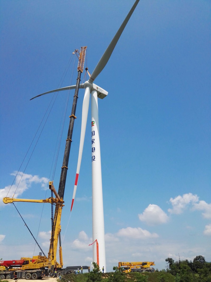 　　8月18日上午，靈川縣靈田風(fēng)電場首臺(tái)機(jī)組順利吊裝完成。
　　受“貝碧嘉”臺(tái)風(fēng)影響，靈田風(fēng)電場首臺(tái)風(fēng)機(jī)自8月11日12:08開始吊裝，8月18日11:30順利吊裝完成