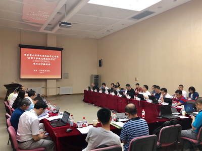 　　【中國儀表網(wǎng) 儀表研發(fā)】日前，由中國科學(xué)院光電研究所激光測量室牽頭承擔的國家重大科學(xué)儀器設(shè)備開發(fā)專項項目“新型飛秒激光跟蹤儀研發(fā)”初步驗收會在北京召開。  圖為驗收會現(xiàn)場 　　此次驗收會由中科院條件保障與財務(wù)局組織，驗收專家組組長由天津大學(xué)葉聲華院士擔任，專家組成員包括國家計量院、北京化工大學(xué)、南京航空航天大學(xué)、北京光學(xué)儀器廠、長春奧普光電、中科院上海分院、高能所、物理所、微電子所和沈科儀的技術(shù)專家，中科院條財局、光電院以及項目單位代表共計40余人