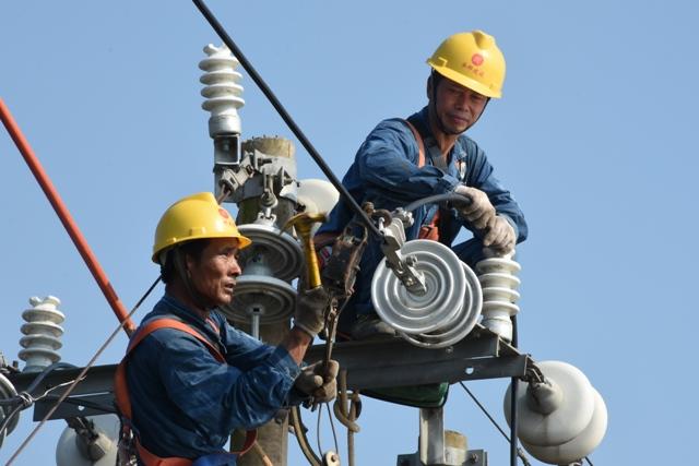 8月22日上午，國網(wǎng)江永縣供電公司員工冒著高溫天氣，抓緊時間在10千伏允水線江永縣廢舊塑料加工廠施工現(xiàn)場進行導(dǎo)線展放與金具安裝工作。據(jù)悉，江永縣廢舊塑料加工廠是環(huán)保型企業(yè)，預(yù)計每年回收廢舊塑料6000余噸，出產(chǎn)成品1600余噸，將為當(dāng)?shù)氐馁Y源回收利用和環(huán)境保護工作做出積極貢獻