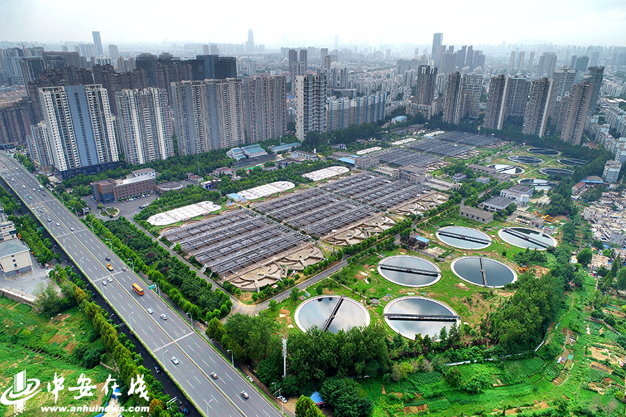 
	
                    
	【电缆网讯】日前，安徽省合肥市王小郢污水处理厂分布式光伏发电项目正式并网发电，这座全国单体规模最大、同时也是安徽省建成投产的污水处理厂光伏项目并网后，将真正实现污水处理、光伏发电两不误。

	

	该项目位于合肥市铜陵南路，通过在污水处理厂的氧化沟和沉淀池上方空间布排光伏组件，占用空间面积约11万平方米