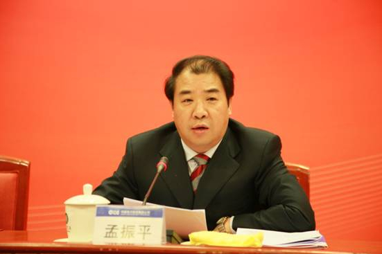                        中國兩大電網(wǎng)之一的中國南方電網(wǎng)公司（下稱南方電網(wǎng)）迎來新一把手。8月21日，南方電網(wǎng)官網(wǎng)發(fā)布消息稱，當(dāng)天上午，公司召開了中層以上管理人員大會(huì)，宣布國家電力投資集團(tuán)公司（下稱國電投）原總經(jīng)理孟振平出任南方電網(wǎng)黨組書記、董事長，原董事長李慶奎退休