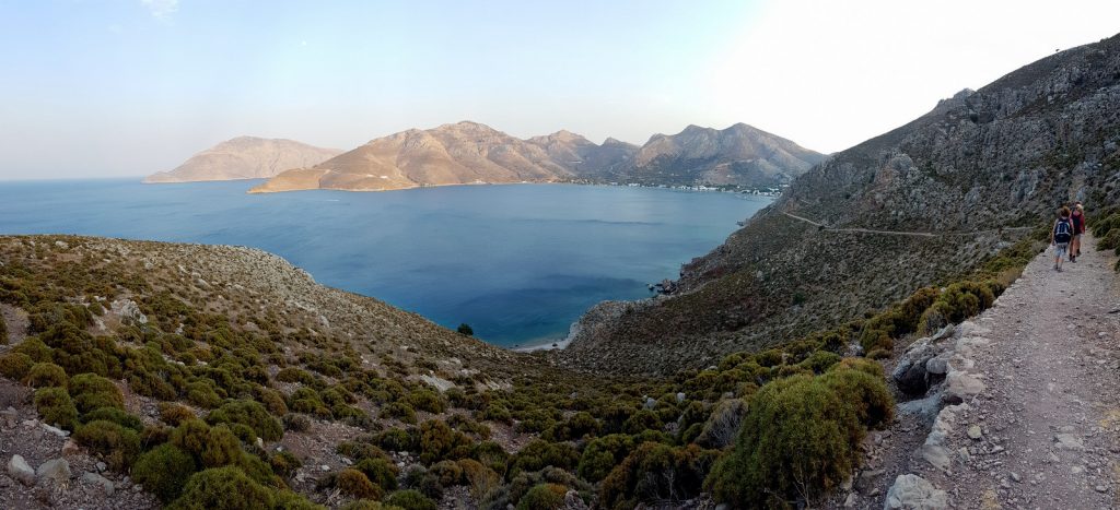 　　希腊小岛蒂洛斯(Tilos)可说是爱琴海著名渡假胜地，拥有丰富环境生态与优美的海洋景致，而近期该岛将透过装置量达200KW太阳光电与800KW的风能，进一步成为地中海首座100%再生能源供电的绿能岛屿。目前技术人员则正在对再生能源系统进行最终测试，预计将在 2018 年下旬全面上路，届时该渡假小岛将可透过装置量达 200KW 太阳能、800KW 风力发电与储存容量(storage capacity)为 2.4MWh 的储能系统达到百分之百绿能供电