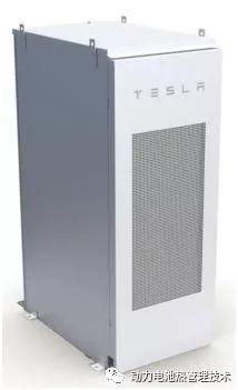 
	中國儲能網(wǎng)訊：前段時間韓國儲能電站起火爆炸事件,引起了大家的重視，但這并不是第一起ESS儲能電池火災(zāi)，那么如何對儲能ESS系統(tǒng)進(jìn)行火災(zāi)風(fēng)險評估呢？我們一起來看一看針對Tesla儲能系統(tǒng)進(jìn)行的一些實驗，通過內(nèi)外部加熱觸發(fā)，簡單了解儲能系統(tǒng)熱失控過程。


	閑話少說，直接看實驗過程，儲能系統(tǒng)布置在空曠的室外，采用兩個100KWh的儲能單元，實驗前電池處于滿電態(tài)，分別對電池進(jìn)行外部及內(nèi)部加熱，觸發(fā)電池?zé)崾Э兀蛊浒l(fā)生燃燒甚至爆炸