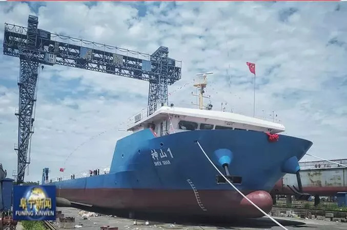  　　8月22日下午,國內(nèi)第一艘海上風(fēng)電管樁特型運輸船——神山1- 海樁近海運輸船，下水儀式在響水灌河隆重舉行!


 
△國內(nèi)第一艘海上風(fēng)電管樁特型運輸船 神山1 - 海樁近海運輸船
 
　　神山1 - 海樁近海運輸船，長103.8米、寬15.6米、型深3.5米、吃水2.8米、載重5000噸，可內(nèi)河近海通航，一次可運輸2根管樁或3套塔筒，產(chǎn)品最大直徑8.5米、長度110米、最重1200噸，具備對制作好的海上風(fēng)電塔筒及管樁在港池內(nèi)直接裝船運出，經(jīng)響水灌