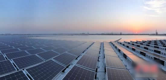 　　記者22日從中國國家電網(wǎng)青海省電力公司獲悉，青海省新能源裝機達到1208萬千瓦，占該省電網(wǎng)總裝機的43.5%，標志著新能源裝機已超過水電裝機，成為青海第一大電源?！　≠Y料圖：光伏電站