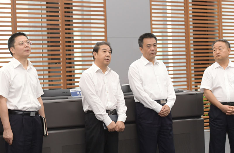 　　8月23日，南方電網(wǎng)公司董事長、黨組書記孟振平，董事、總經(jīng)理、黨組副書記曹志安帶隊調(diào)研南網(wǎng)總調(diào)和應(yīng)急指揮中心，并出席視頻會議，部署公司近期電網(wǎng)安全穩(wěn)定運行、電力供應(yīng)保障、應(yīng)急指揮等工作。公司黨組成員、副總經(jīng)理劉啟宏參加調(diào)研并出席會議