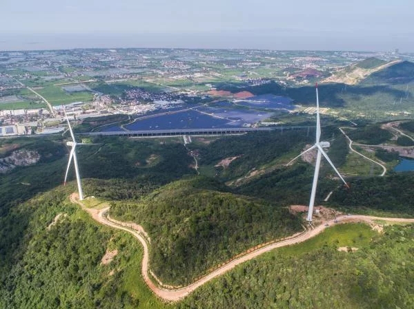 　　浙江長興弁山風(fēng)力發(fā)電場位于浙江省長興縣，是浙江省首個低風(fēng)速區(qū)域風(fēng)電項目，于2015年8月并網(wǎng)發(fā)電。運(yùn)行3年期間總上網(wǎng)電量約1.5億千瓦時(度)，相當(dāng)于每年減少1.7萬噸標(biāo)準(zhǔn)煤使用量，減少二氧化碳排放4.6萬噸，有效促進(jìn)節(jié)能減排，為長興縣經(jīng)濟(jì)發(fā)展提供綠色清潔能源