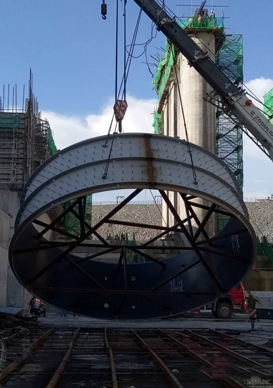 　　8月21日，由制造安装分局承建的老挝南欧江一级水电站工程2号机组尾水管成功吊装就位，这是继8月14日以来该工程首台机组尾水管吊装后又一节点目标的实现。 　　为保证4台机组尾水管按既定节点工期完成施工，为后续各项工作赢得时间，项目部积极调配人员、设备，精心组织施工，克服施工现场环境复杂、安装场地受限、交叉施工干扰、多雨等诸多不利条件因素的影响，严格按照施工组织方案施工，做好吊装前安全及技术交底工作，保证了此次吊装工作的顺利进行