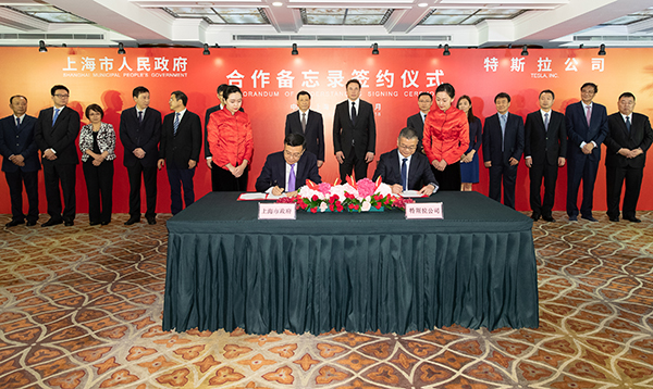 　　2020年的某天，全球最大的單體建筑，臨港特斯拉的無畏級超級工廠，一輛輛剛下線的Model3從里面魚貫而出，然后被裝上平板運(yùn)輸車，部分運(yùn)往國內(nèi)市場，部分跨過東海大橋進(jìn)入洋山港，發(fā)往日韓、南亞市場。同在臨港的上海汽車、蔚來等公司的國產(chǎn)電動SUV，沿著大致相同的路線發(fā)往國內(nèi)市場