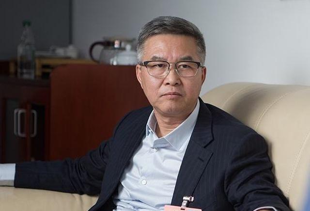 原標(biāo)題：中國(guó)最低調(diào)的行業(yè)首富：他身家超過百億，是全球最大的鋰礦老板             根據(jù)中國(guó)胡潤(rùn)百富榜排名顯示，天齊鋰業(yè)創(chuàng)始人蔣衛(wèi)平家族身家達(dá)到275億，是鈷鋰行業(yè)的首富。他的企業(yè)是全球最大的礦石提鋰生產(chǎn)商，同時(shí)也是國(guó)內(nèi)最大的鋰電新能源核心材料龍頭企業(yè)，天齊鋰業(yè)無疑是新能源領(lǐng)域的先行者，雖然是全球最大的鋰礦老板，但蔣衛(wèi)平卻非常低調(diào)，很少出現(xiàn)在大眾眼中